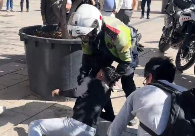 Barcelona (Spain): A 27-year-old man of North African origin with nine convictions on his record attempts to rob a photographer; the photographer overpowers him and hands him over to the police.