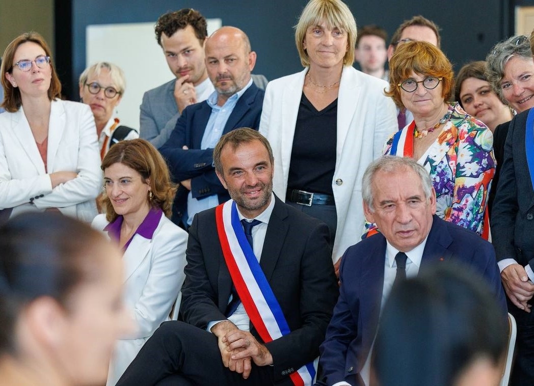 „Wyzwanie dla przetrwania naszego kraju”: François Bayrou i rząd zmobilizowali się na rzecz dzielnic robotniczych: promowanie różnorodności społecznej, zwiększenie zasobów z większą liczbą usług itp.