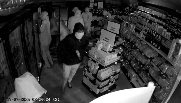 Nowe sceny przemocy miejskiej we Francji... tym razem w Compiègne (60): około trzydziestu zamaskowanych młodzieńców atakuje komisariat policji, a następnie rabuje sklep tytoniowy
