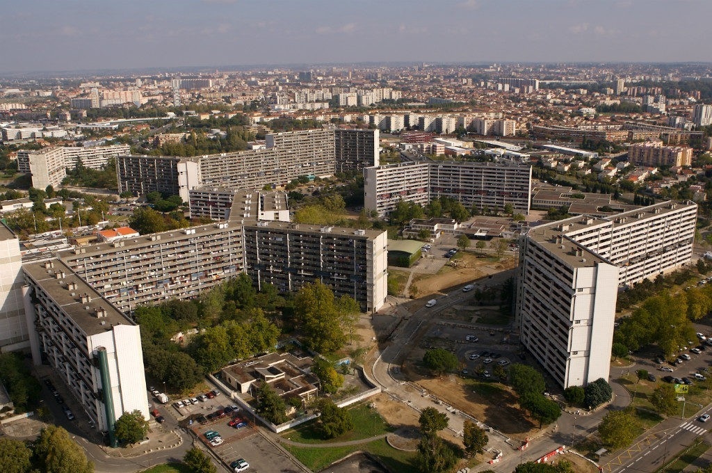 Robos, puntos de venta de droga, okupaciones... En Toulouse (31), agentes de seguridad privada se movilizaron para vigilar las residencias; dos inmigrantes ilegales fueron sorprendidos en plena reventa en el vestíbulo de un edificio por los agentes.