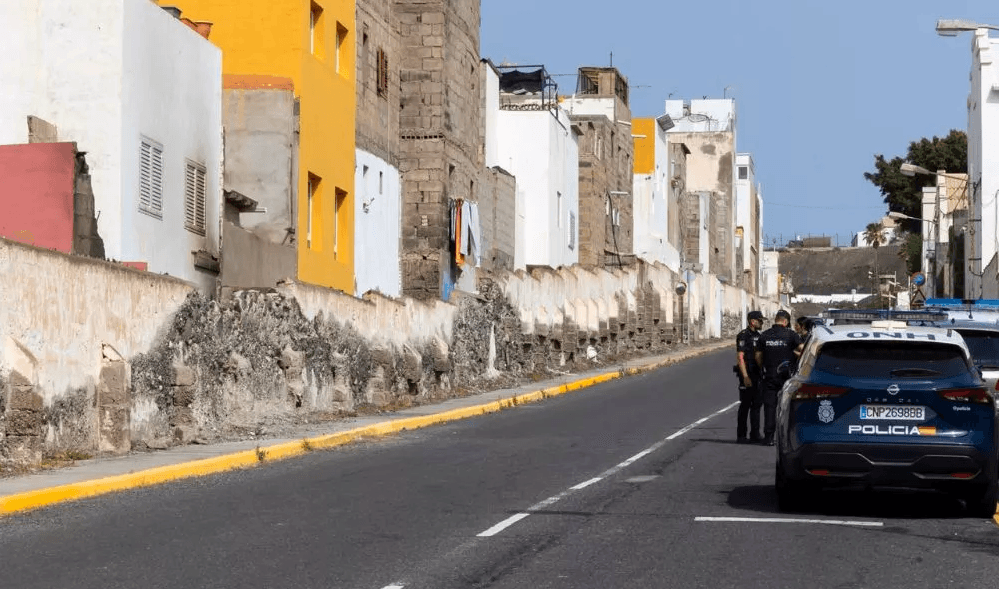 Las Palmas (Ilhas Canárias): Uma jovem de 17 anos foi queimada até 95% viva em um agachamento por um migrante marroquino. Segundo a mídia local, a jovem era uma imigrante ilegal que havia chegado recentemente à Espanha e deveria ser deportada em breve.