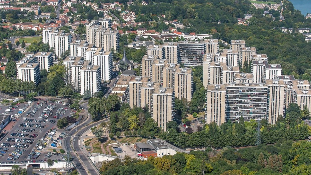 Grigny (91): Dos hombres resultaron gravemente heridos por disparos. La tensión era alta en el lugar de los hechos, y el personal médico tuvo que evacuar la zona para atender a una de las víctimas.