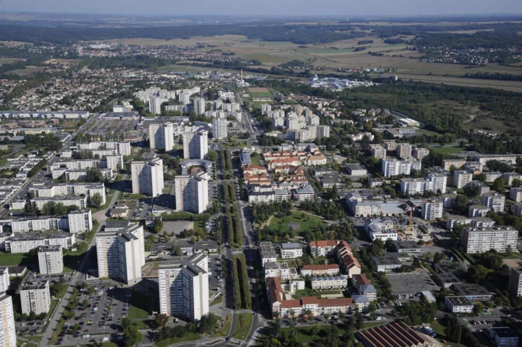 Meaux (77) : un homme blessé par balle au fusil mitrailleur en descendant de sa voiture. Une balle se loge dans le volet d’un appartement