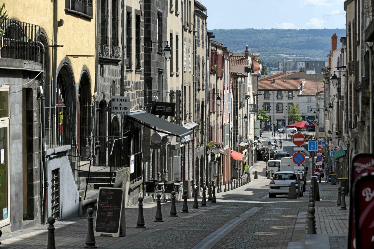 Clermont-Ferrand (63). Şiddet gecesi: kömürleşmiş ceset, vurulmuş adam, kundaklama saldırılarının hedefi olan üç ev: Alliance polis sendikasına göre "yeni bir dönüm noktasına ulaştık".