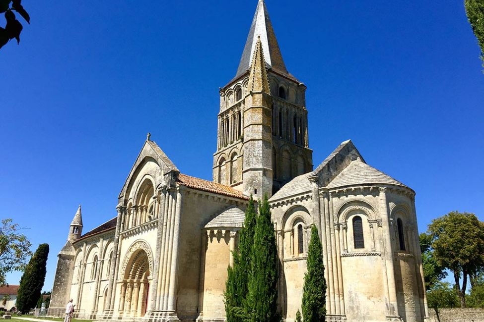Aulnay-de-Saintonge (17): vándalos atacan la iglesia milenaria, una joya del patrimonio recién restaurada tras 15 años de restauración.