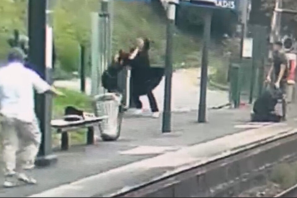 Meulan-en-Yvelines (78): A father and his daughter, whose skirt was "too short" and bothered them, were beaten up by a couple on the station platform