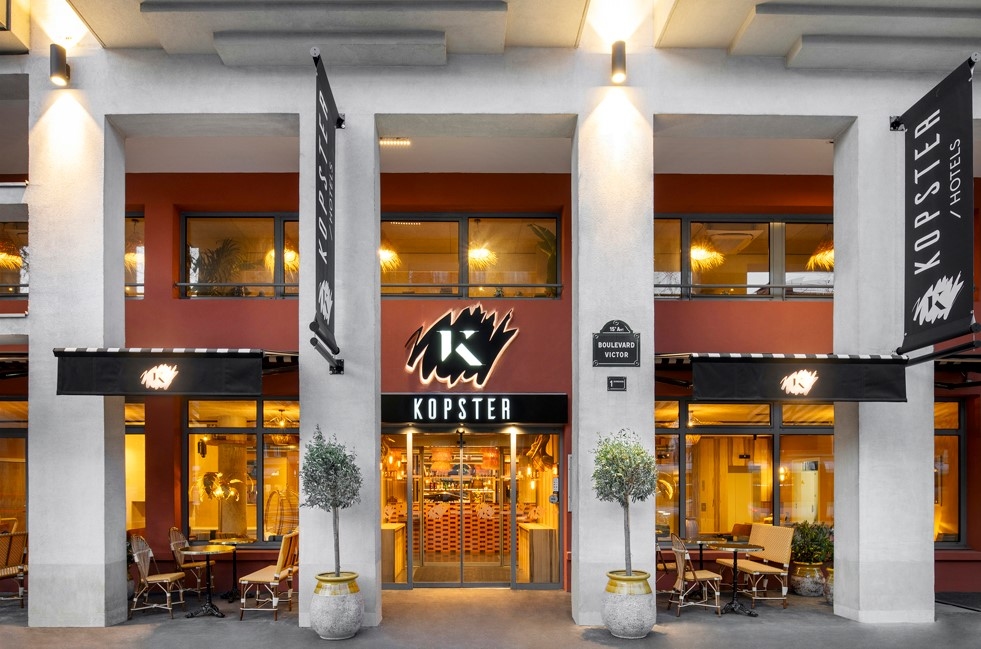 París, 15 de junio: Dos clientes fueron víctimas de un robo a mano armada en el bar de un hotel de 4 estrellas. Los ladrones robaron joyas, relojes y bolsos.
