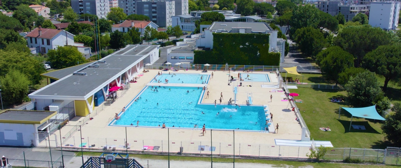 Floirac (33): jovens profanam piscina municipal no meio da noite, prefeitura apresenta denúncia
