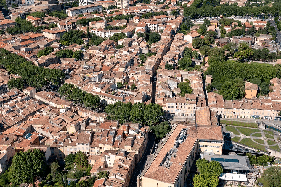 Aix-en-Provence (13): un hombre de sesenta años fue golpeado a culatas de fusil y atado por ladrones encapuchados armados con una pistola y un fusil de asalto.