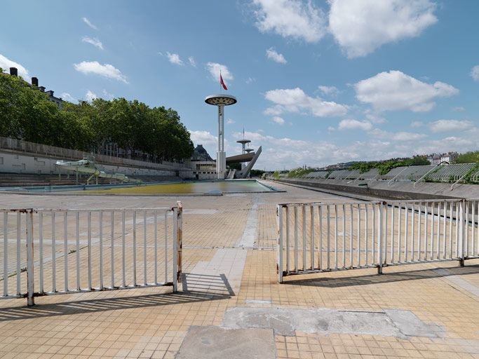 Lyon: Two young men aged 16 and 20 injured, one in critical condition, after a knife attack in front of the Rhône swimming pool