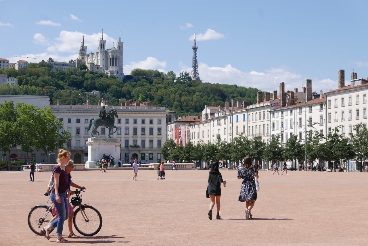 Lyon: Policial à paisana é atacada por migrante georgiano em situação irregular após se recusar a lhe dar um cigarro; ele estava armado com uma faca