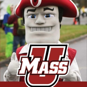 O ex-aluno Andrew Tuetken publica livros de história que narram o atletismo da UMass durante as décadas de 2000 e 2010