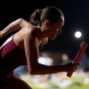 Die 4x400-Staffel der Mädchen aus Amherst holt mühelos den Titel beim MIAA Meet of Champions