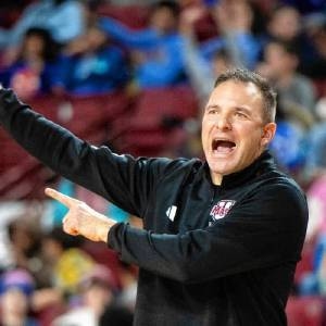 UMass women’s basketball head coach Mike Leflar signs contract extension