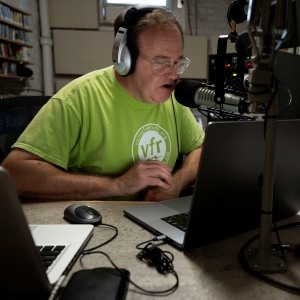 20 uur om 20 jaar te vieren: presentator van Valley Free Radio zendt bijna een dag uit op 7 augustus