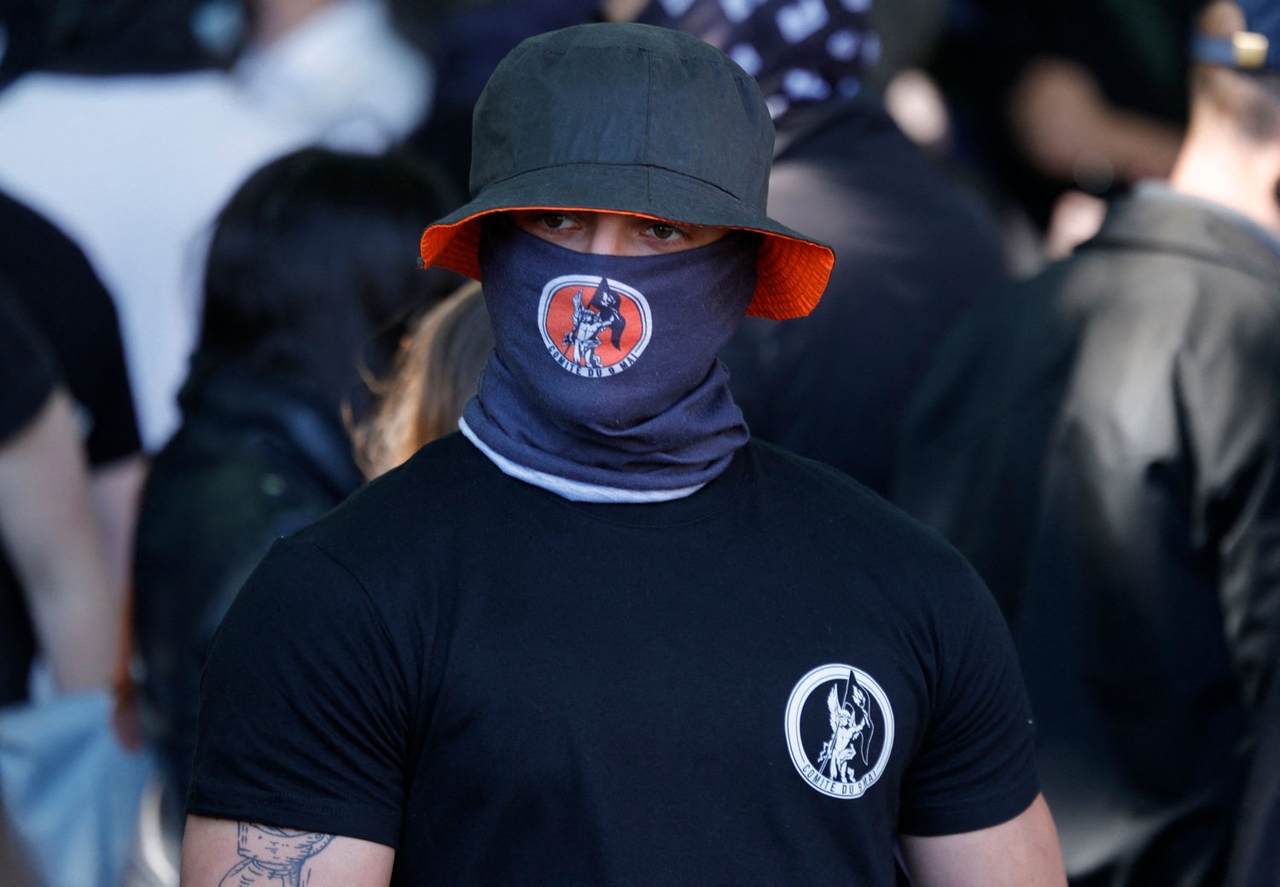 "Os Hussardos": revelações sobre o grupo neofascista, herdeiro dos Zuavos, que faz greve em Paris