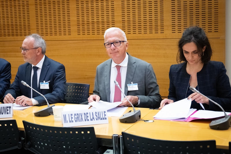 De mysterieuze ontmoeting tussen Macron en Lakshmi Mittal in het vizier van de onderzoekscommissie naar overheidssteun
