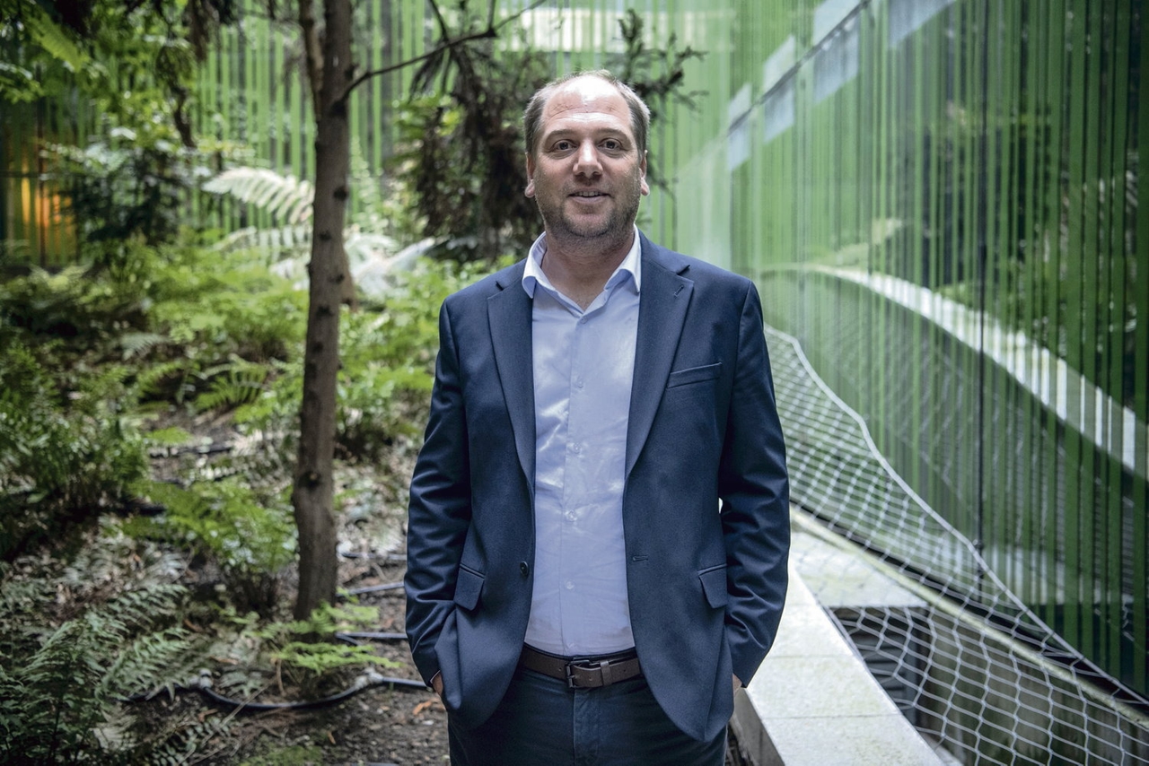 Wie is Julien Brugerolles, de opvolger van André Chassaigne in de Nationale Assemblee?