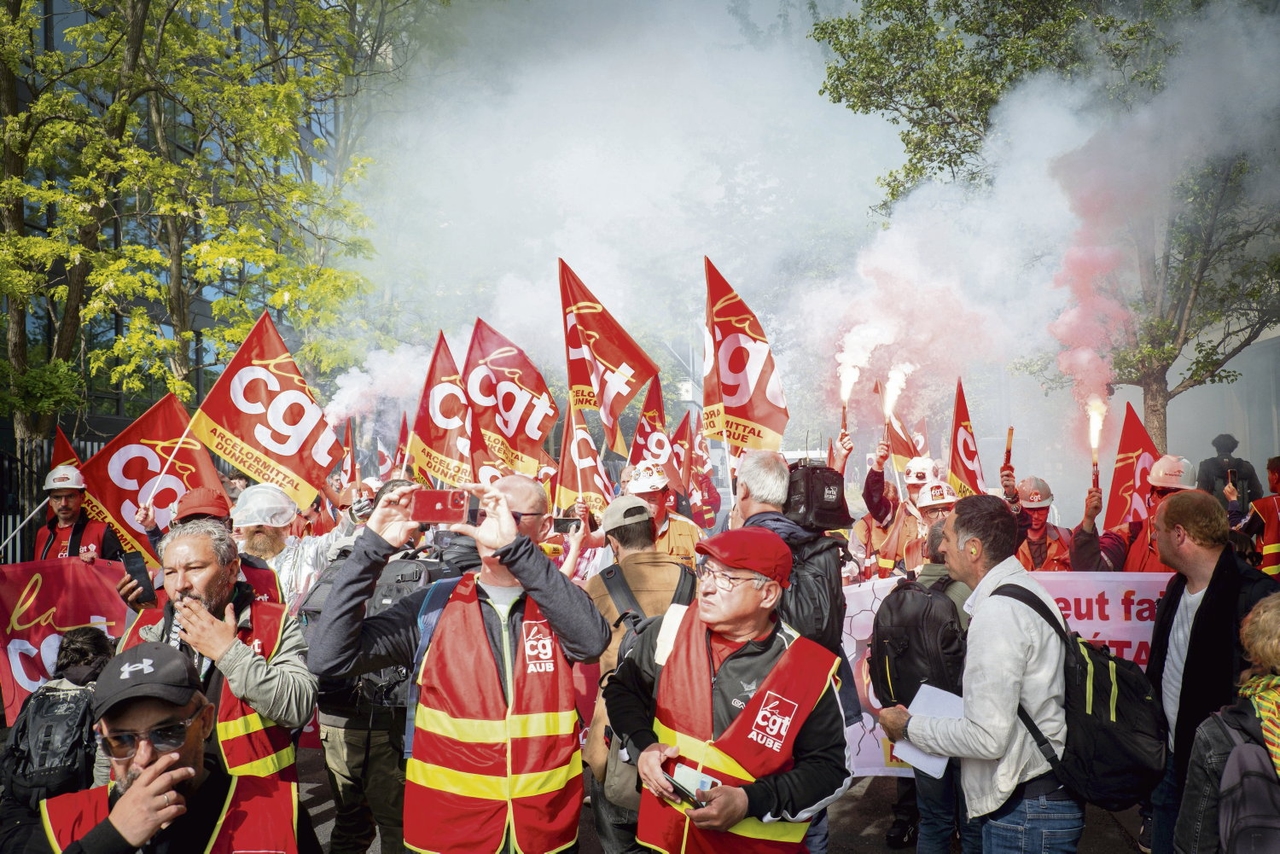 "Podemos fabricar metal sin Mittal": frente a la sede de la multinacional, Arcelor exige la nacionalización de los altos hornos