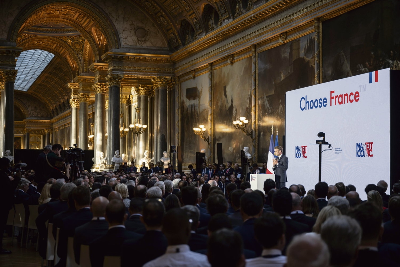 Kies Frankrijk: In Versailles een bijeenkomst met 200 bazen om de tekortkomingen van Macrons beleid te maskeren