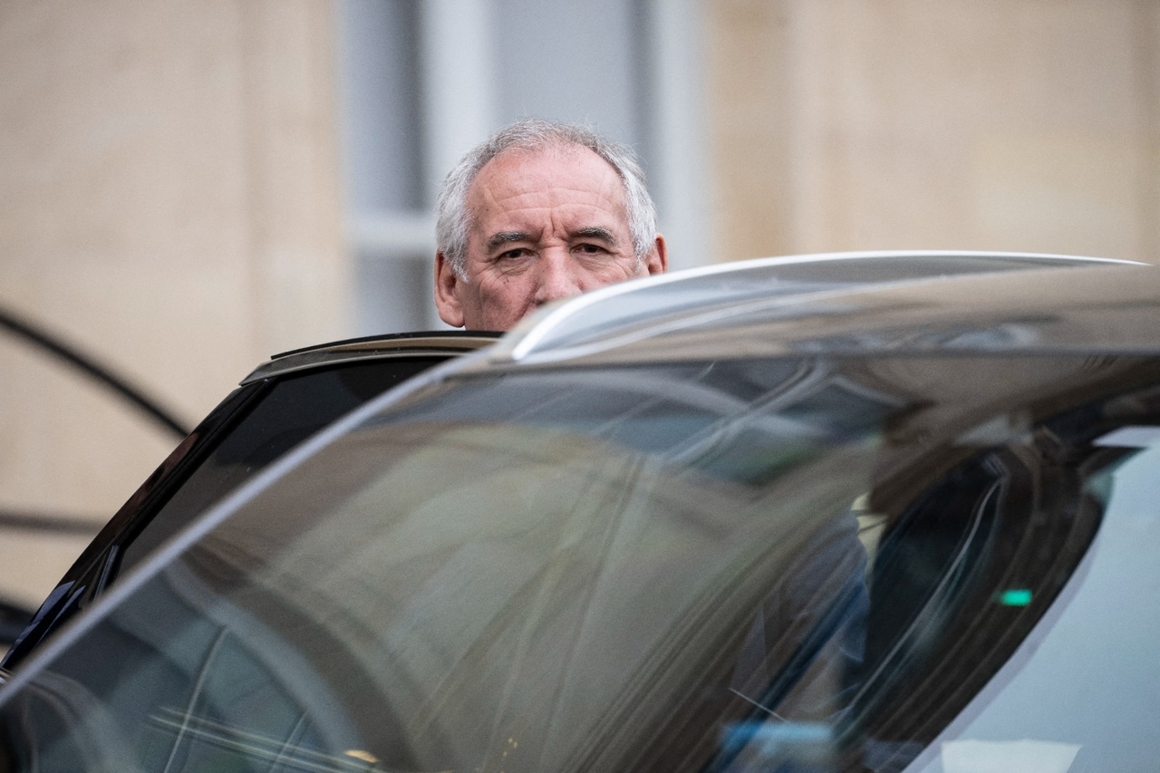 Presupuesto 2026: Para prepararse para la guerra, Bayrou bombardea… a los funcionarios públicos