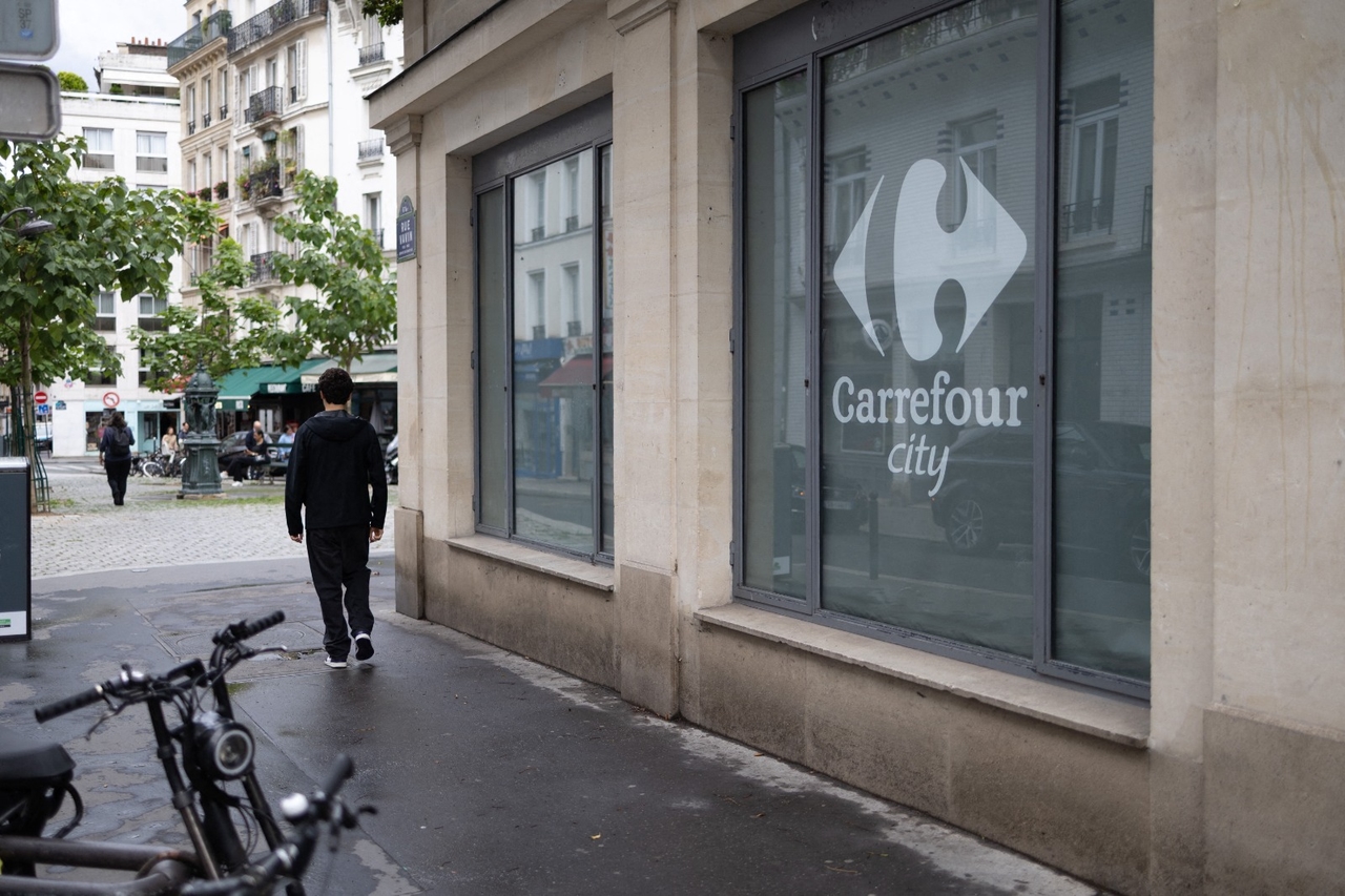 "Şımarık çocuklar köyü"nde: Paris'te zenginlerin ayrılığının simgesi olan Carrefour City'ye karşı dilekçe mi?