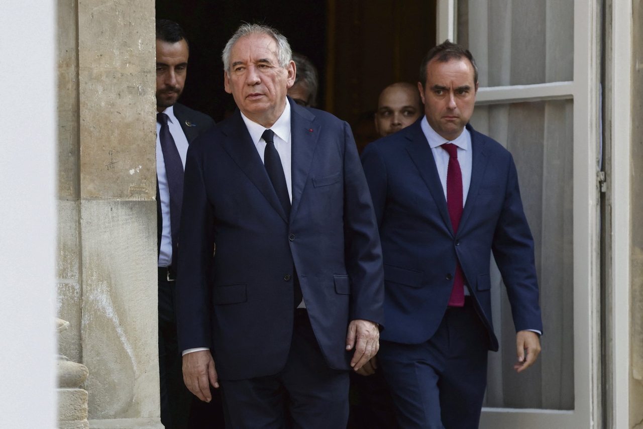 Budżet na rok 2026: François Bayrou stoi w obliczu wotum nieufności ze strony parlamentu w związku z działaniami oszczędnościowymi dla obywateli i zwiększonymi wydatkami na wojsko