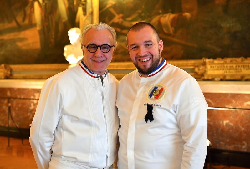 ¿Más propinas para empleados blancos que para otros? En el Palacio de Versalles, el restaurante Ducasse fue sacudido por acusaciones de racismo y discriminación.