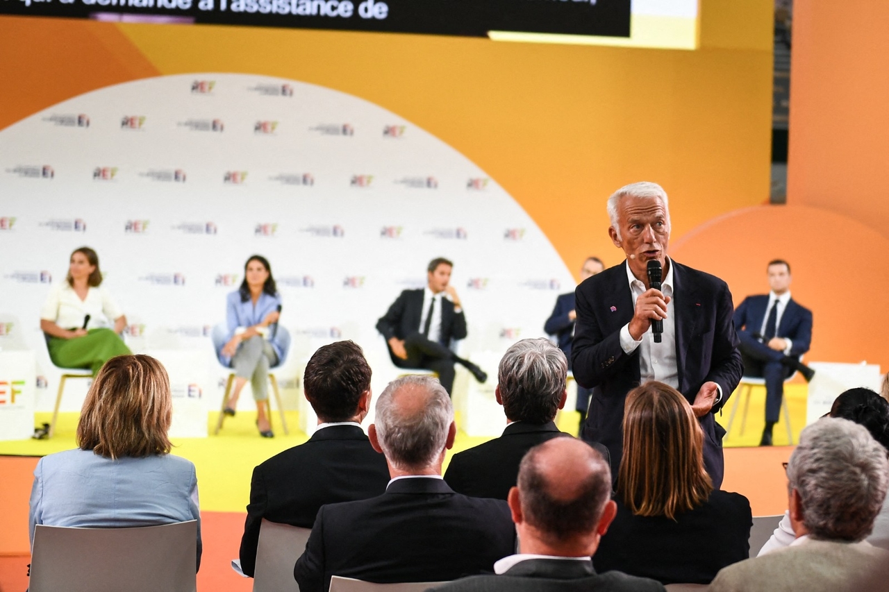Medef yaz üniversitelerinde işverenler, sola "kaos" yaratmakla suçlayarak ateş açıyor