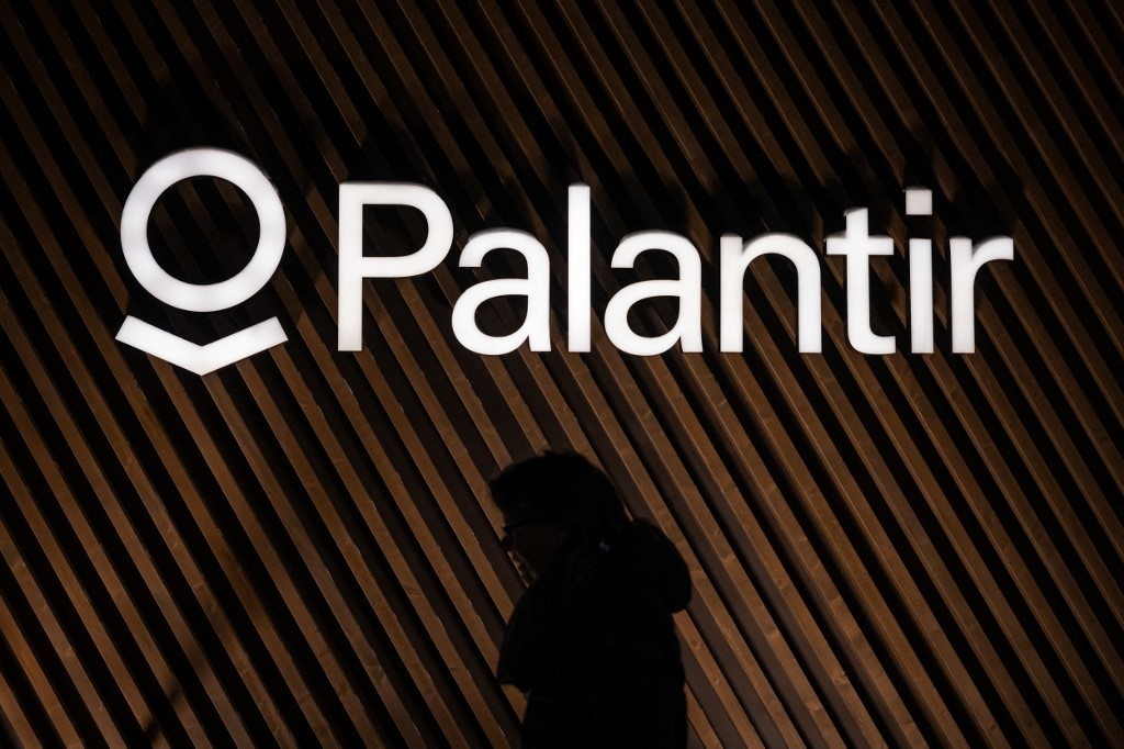 Il portavoce dell'intelligenza artificiale del Partito Socialista lavora presso Palantir, il gigante della sorveglianza algoritmica favorito da Donald Trump