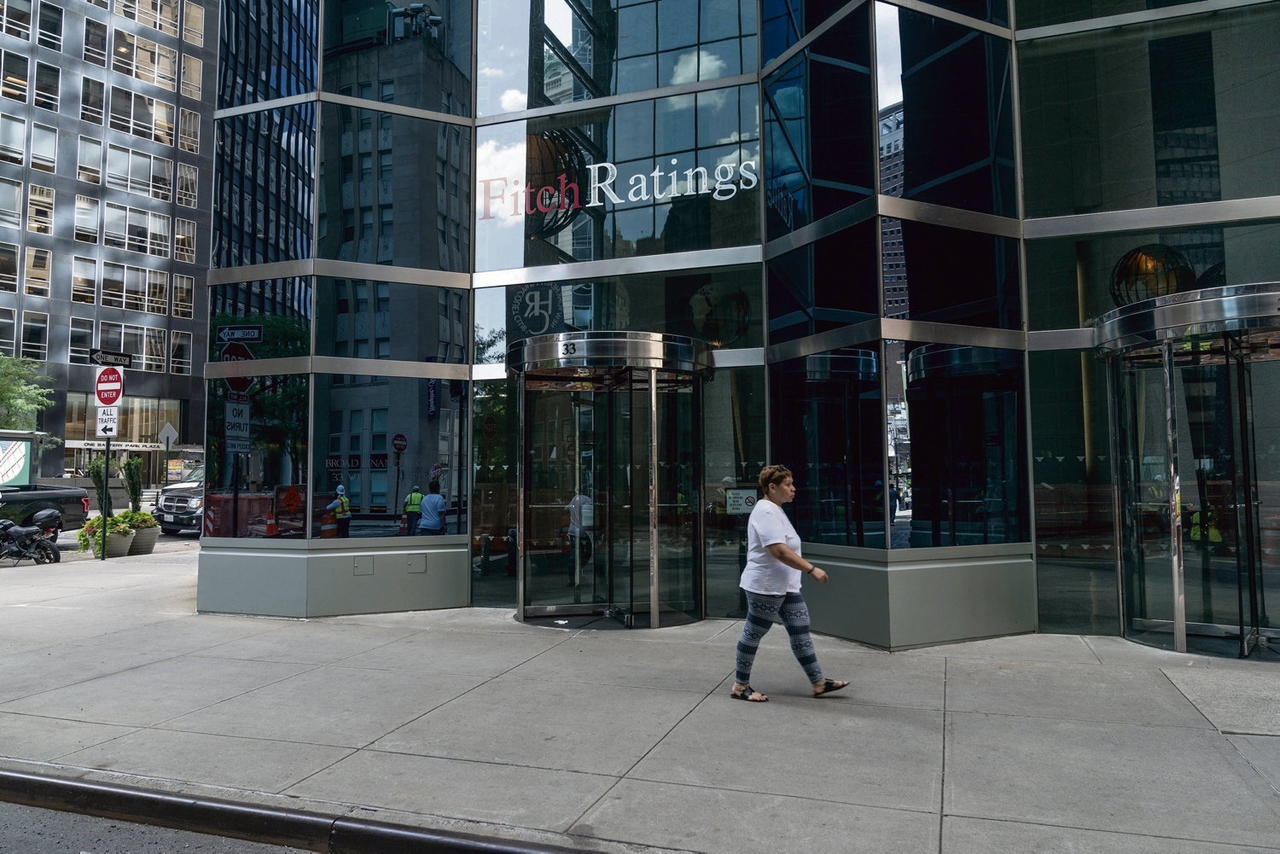 Rating agencies: between conflicts of interest and self-fulfilling prophecy