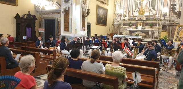 Muzyka i wiara: koncert w Santa Maria in Portico, który przemawia do serc wiernych.