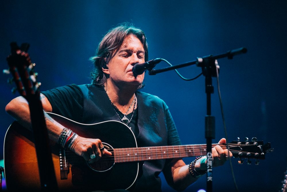 Cristiano De André en concert à Caserta avec « De André chante De André – Best Of Estate 2025 »