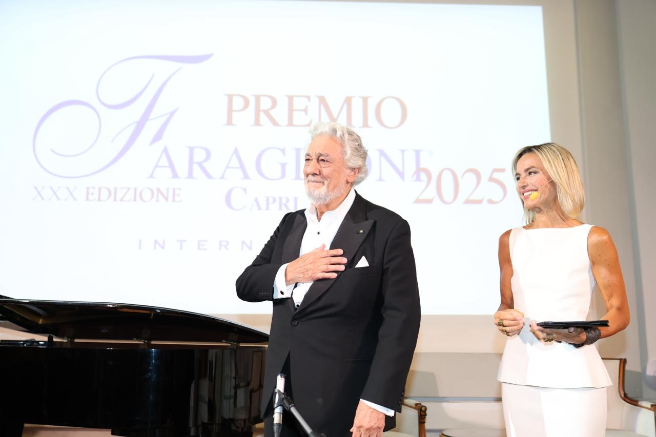 Prêmio Internacional Faraglioni Capri 2025: Plácido Domingo encanta público no Quisisana