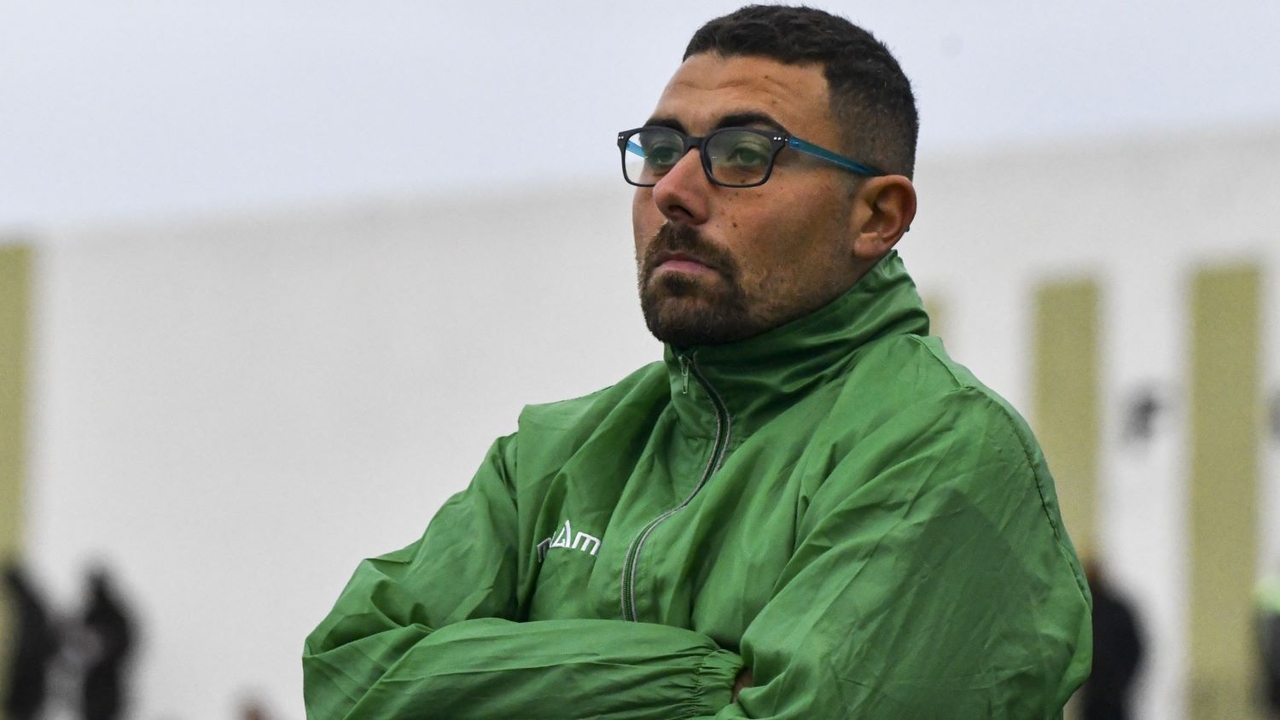 Simone Corino verso la panchina dell’Ischia Calcio