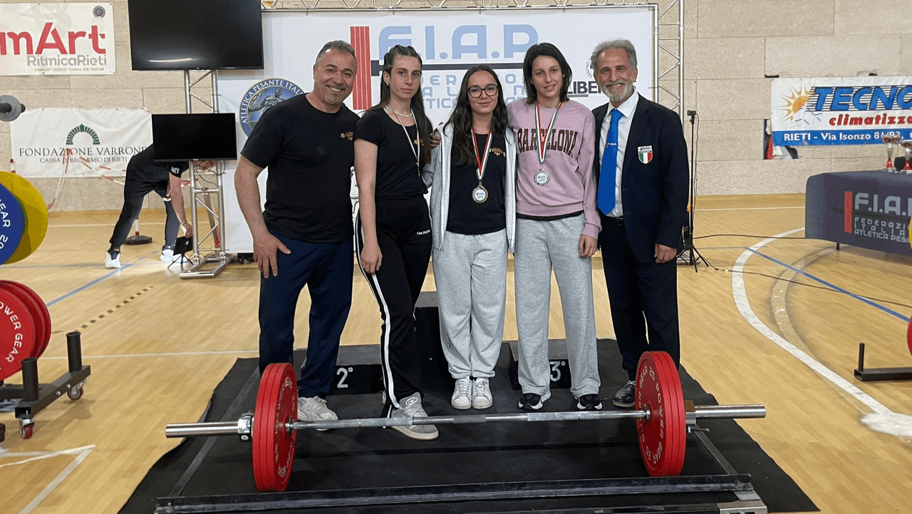Ischia Powerfit brille à la Coupe d'Italie de Powerlifting féminin à Rieti : podium pour deux athlètes