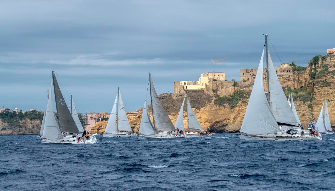 Procida VELA Cup 2025: a grande celebração da vela, esporte, mar e tradição. A equipe organizadora está a todo vapor.