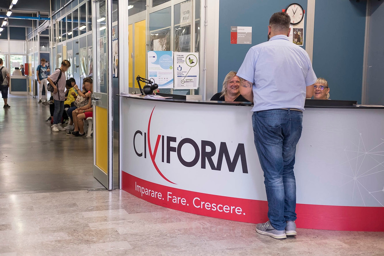 Excellent students awarded by Civiform