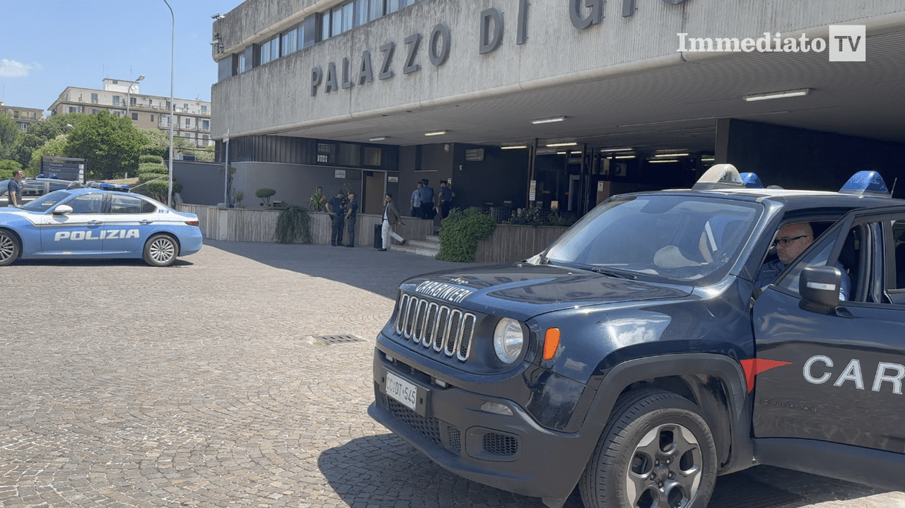 Foggia'da tutuklu adliye binasının dışında kaçmaya çalıştı: üç cezaevi görevlisi yaralandı