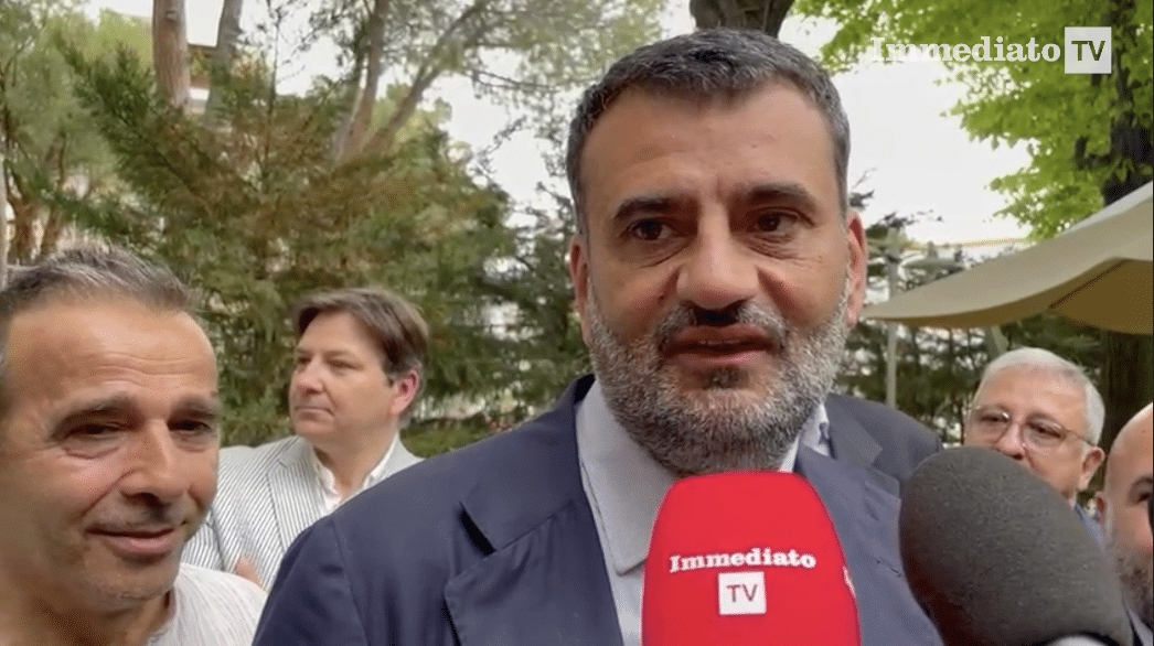 Schlein onu alkışlıyor, Taranto onu memnuniyetle karşılıyor: ancak üçüncü görev hipotezi Decaro'yu bir adım geriye itiyor