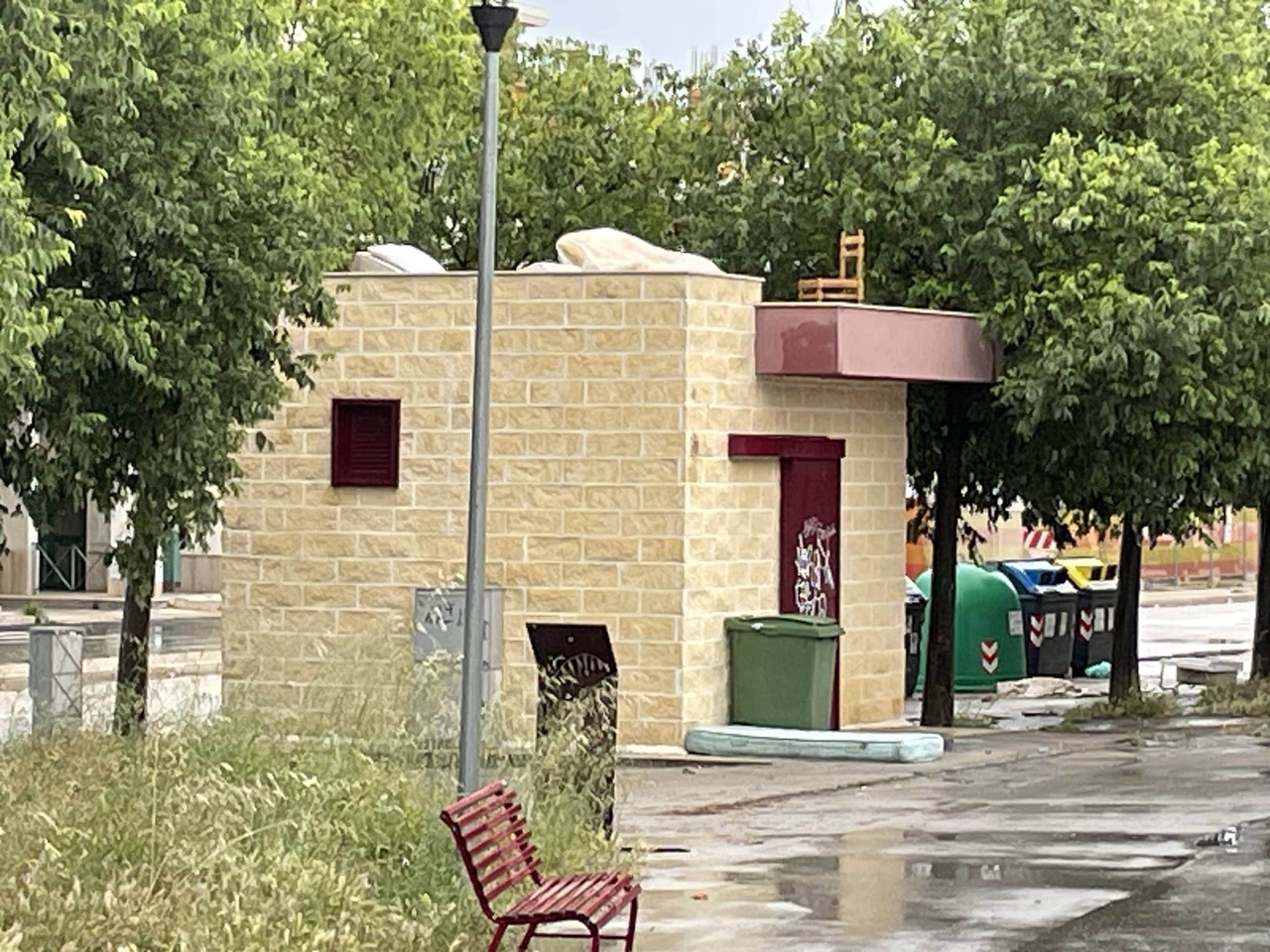 Foggia'daki Rione Biccari'de bitmeyen bozulma: yabani otlar, vahşi hayvanlar ve henüz belirlenememiş kamusal alanlar arasında