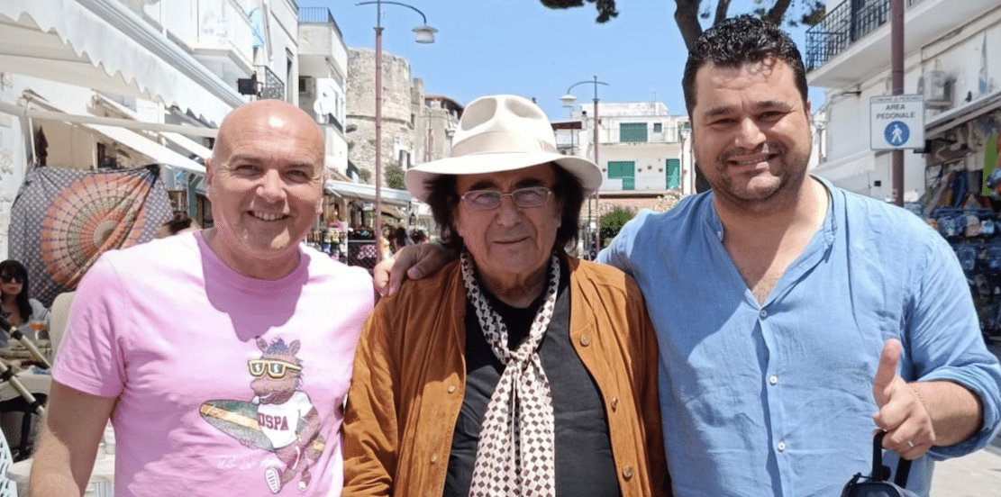 Albano Carrisi en Peschici por “Favola Blu”: ciudadanía honoraria y Premio Trabucco para el cantautor de Apulia