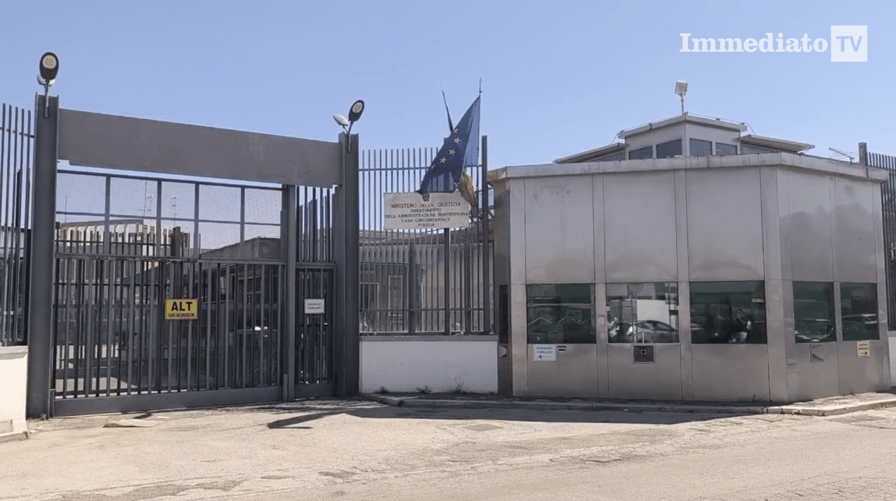 Местный орган здравоохранения Фоджи (ASL) проводит скрининг рака в тюрьме: мамммобиль и папмобиль во дворе тюрьмы.