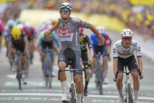 Van Der Poel ma na sobie żółtą koszulkę