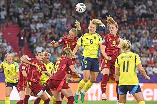 Zweden verplettert Duitsland met 4-1 en plaatst zich voor het EK voor vrouwen