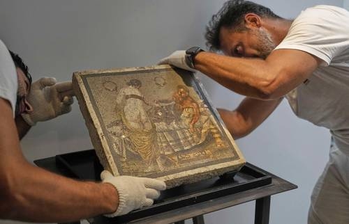 Mosaico erótico roubado por capitão nazista retorna a Pompeia