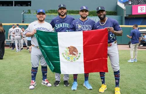 The National League wins the All-Star Game; for the first time, four Mexicans