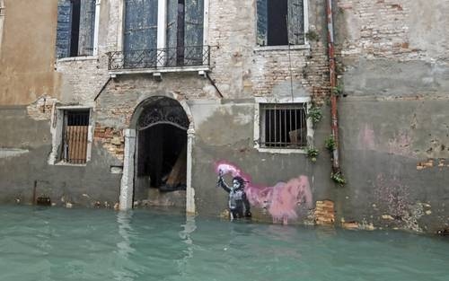 Venedik'te Banksy'nin grafitisi kaldırıldı