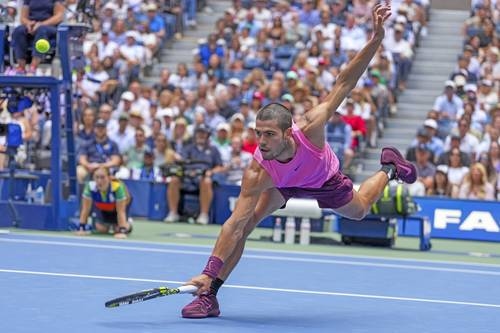 Im Halbfinale der US Open stehen sich Carlos Alcaraz und Novak Djokovic gegenüber.