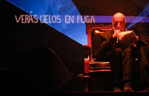Con la forza delle sue parole, Raúl Zurita ha inaugurato il festival Poetry Out Loud.